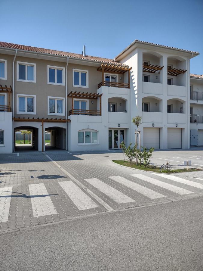 شقة Karina Apartman Dunajská Streda المظهر الخارجي الصورة